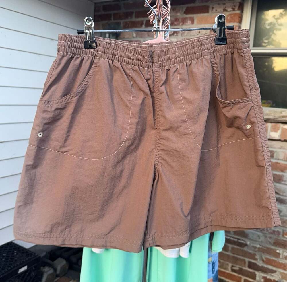 Columbia Shorts in Brown Nylon. Gorpcore, Granola girl, Utilitarian, Earthcore.